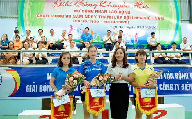 Chị Ma Thị Hồng Vân (thứ 2 bên phải) trao giải cho các đơn vị đạt thành tích trong Giải bóng chuyền hơi nữ chào mừng 90 năm Ngày thành lập Hội Liên hiệp phụ nữ Việt Nam 20/10.