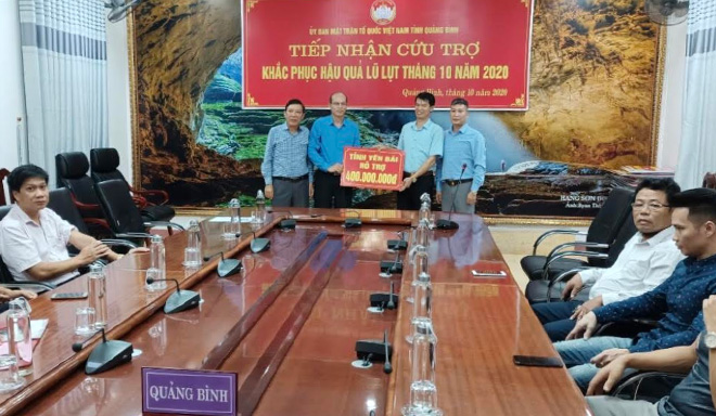 Lãnh đạo, cán bộ Ủy ban Mặt trận Tổ quốc tỉnh trao kinh phí hỗ trợ cho tỉnh Quảng Bình.