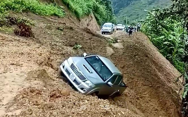 Do ảnh hưởng của mưa lớn, vào ngày 16/10/2020, tại Km9+530 thuộc tuyến đường liên xã Mường Sang - Chiềng Khừa, huyện Mộc Châu, tỉnh Sơn La, một lượng lớn đất từ taluy dương sạt xuống đường, cuốn theo một ô tô bán tải của người dân xuống vực.