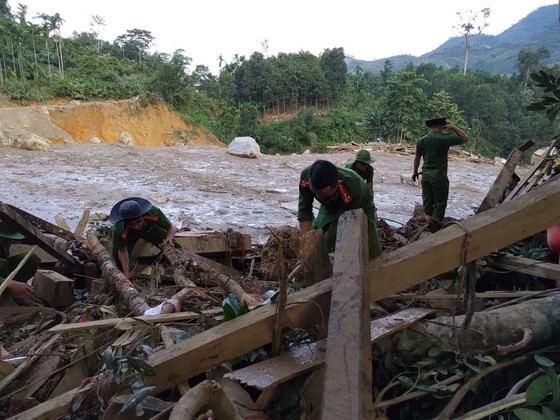 Hiện trường vụ sạt lở đất ở huyện Bắc Trà My - Quảng Nam sau bão số 9 làm hàng chục người chết và mất tích