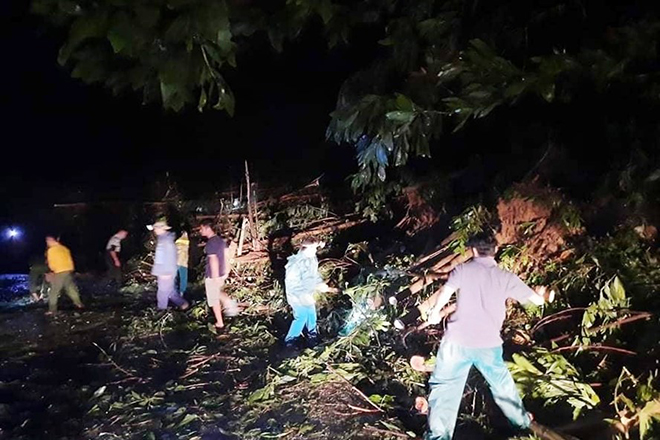 Cưa cây mở đường vào xã Trà Leng, huyện Trà My (Quảng Nam) để cứu hộ các hộ dân bị sạt lở đất tối 28.10.