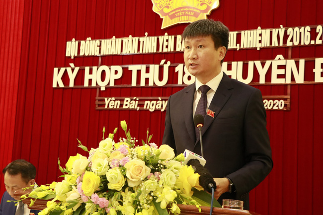 New Chairman of the provincial People’s Committee Tran Huy Tuan delivers his inauguration speech at the 18th session of the 18th-tenure People’s Council of Yen Bai province.