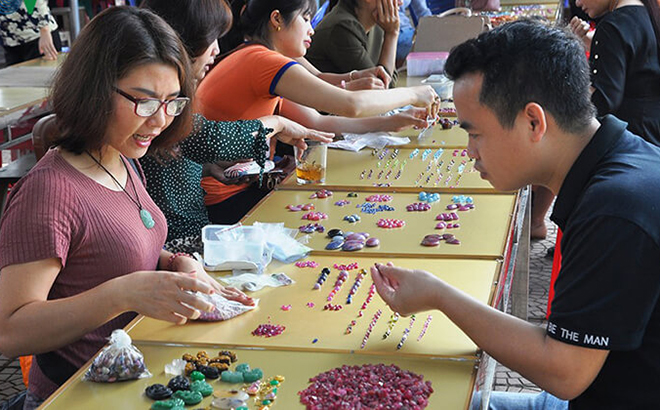 Chợ đá quý Lục Yên là điểm đến của nhiều du khách trong và ngoài nước. (Ảnh: Thủy Thanh)