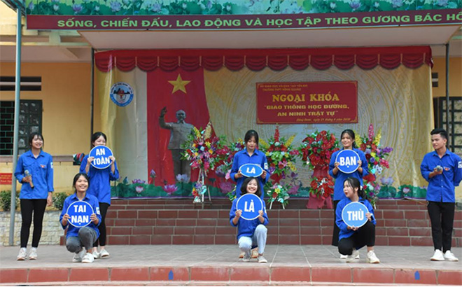 Hoạt động ngoại khóa về ATGT của học sinh Trường THPT Hồng Quang.