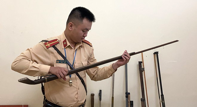 Chiến sỹ Đội CSGT số 4, Phòng CSGT, Công an tỉnh Yên Bái kiểm tra số vũ khí và công cụ hỗ trợ trái phép thu hồi được.