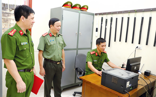 Đại tá Đặng Hồng Đức - Giám đốc Công an tỉnh (giữa) kiểm tra điều kiện làm việc của Công an xã Thịnh Hưng, huyện Yên Bình.