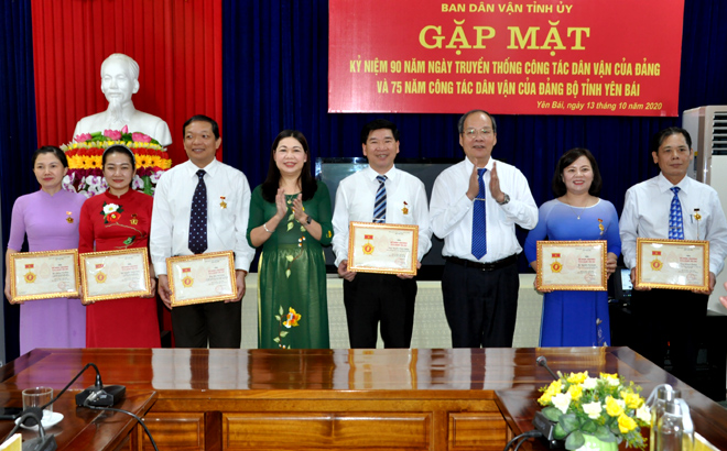 Thừa ủy quyền của Ban Dân vận Trung ương, lãnh đạo Ban Dân Tỉnh ủy đã trao Kỷ niệm chương Vì sự nghiệp dân vận cho các cá nhân.