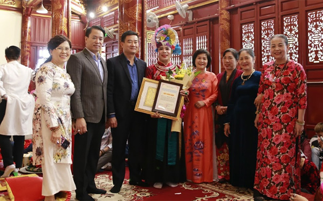 Các đồng chí lãnh đạo huyện Văn Yên tặng hoa, trao giấy chứng nhận cho các nghệ nhân tham gia diễn xướng hầu đồng tại đền Mẫu Đông Cuông.