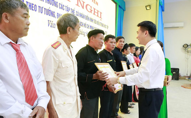 Ông Phùng Vinh Minh, thôn Trung Tâm, xã Mỏ Vàng nhận giấy khen gương điển hình học tập, làm theo Bác giai đoạn 2016 - 2020 của UBND huyện Văn Yên.