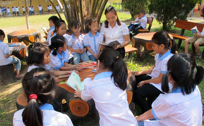Khuôn viên đọc sách khuyến khích học sinh đọc sách báo trong giờ ra chơi của Trường Tiểu học Kim Đồng, thị xã Nghĩa Lộ.