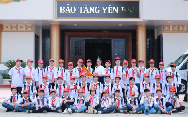 Cô và trò Trường THCS Yên Thịnh, thành phố Yên Bái trong một chuyến tham quan, trải nghiệm tại Bảo tàng tỉnh.