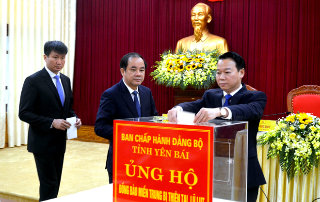 Các đồng chí lãnh đạo Thường trực Tỉnh ủy Yên Bái ủng hộ đồng bào miền Trung tại Hội nghị lần thứ 2 Ban Chấp hành Đảng bộ tỉnh.