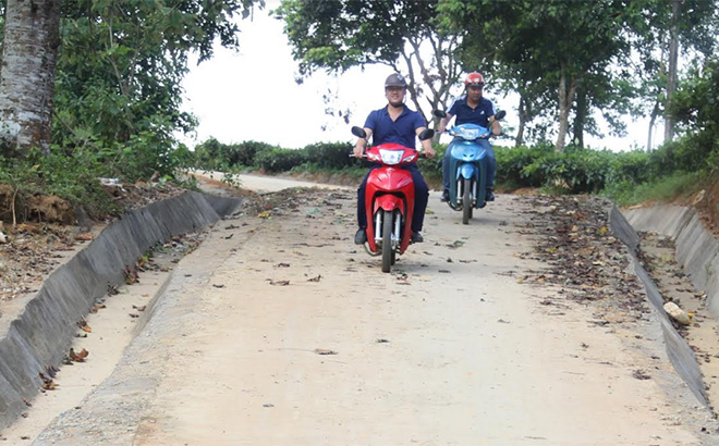 Đường giao thông ở thôn Nậm Cưởm, xã Nậm Búng được Nhà nước đầu tư bê tông hóa giúp nhân dân đi lại thuận lợi.