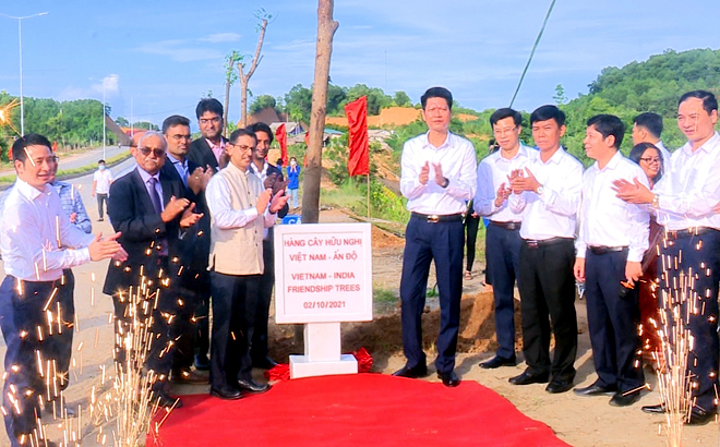 Officials of the Indian Embassy in Vietnam and leaders of the Yen Bai provincial People’s Committee plant 125 “giang huong” trees which are gifts from the Indian Embassy.