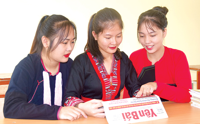 Học sinh Trường Phổ thông Dân tộc nội trú THPT tỉnh Yên Bái đọc báo Đảng. (Ảnh: T.L)