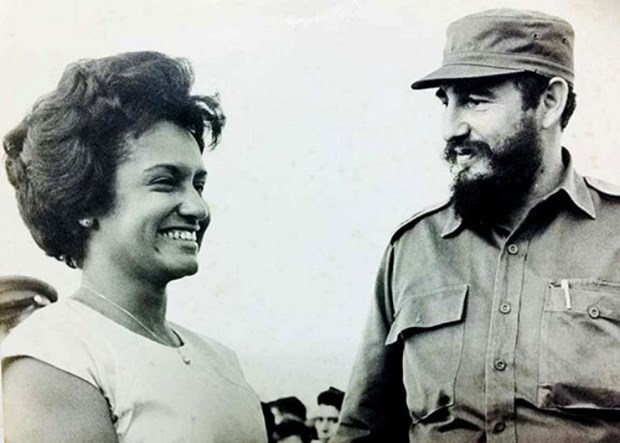 Nữ nhà báo Marta Rojas và lãnh tụ cách mạng Fidel castro.