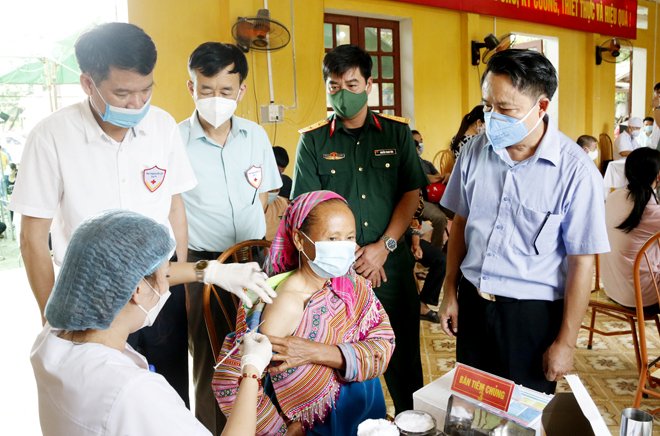 Đồng bào dân tộc thiểu số huyện Văn Yên tiêm vắc xin phòng chống Covid-19