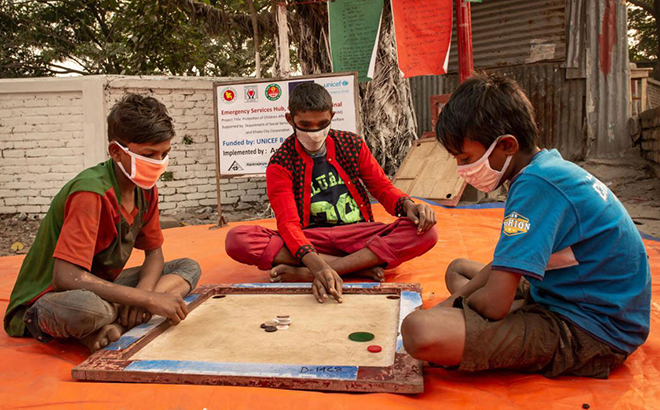 Trẻ em chơi cùng nhau tại Trung tâm Dịch vụ bảo vệ trẻ em Gabtoli ở Dhaka, Bangladesh.