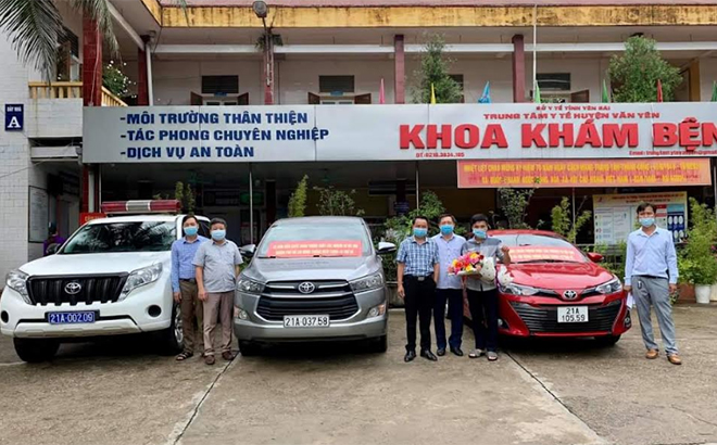 Lãnh đạo Trung tâm Y tế Văn Yên chúc mừng thành viên Đội xe tình nguyện hoàn thành nhiệm vụ.