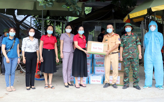 Đồng chí Nguyễn Thị Bích Nhiệm, Chủ tịch Hội Liên hiệp Phụ nữ tỉnh cùng đoàn công tác của Hội thăm hỏi, tặng quà lực lượng tại chốt kiểm dịch y tế số 6, tại xã Minh Quân, huyện Trấn Yên.