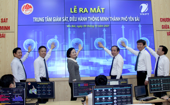 Minister of Home Affairs Pham Thi Thanh Tra and leaders of VNPT Group and Yen Bai city press the button to launch the Intelligent Operations Center (IOC) of Yen Bai city on October 9.
