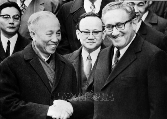 Ông Lê Đức Thọ và Tiến sĩ Henry Kissinger, chúc mừng nhau sau lễ ký tắt Hiệp định Paris.