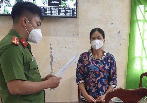 Cơ quan công an đọc lệnh bắt tạm giam Lê Thị Hồng