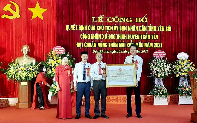 Đồng chí Nguyễn Thế Phước – Phó Chủ tịch Thường trực UBND tỉnh trao bằng công nhận đạt chuẩn nông thôn mới kiểu mẫu cho xã Đào Thịnh.