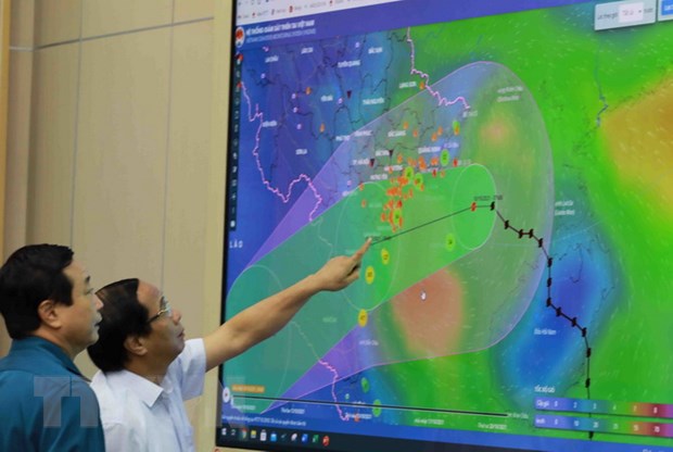 Phó Thủ tướng Lê Văn Thành xem sơ đồ đường đi của bão số 7.
