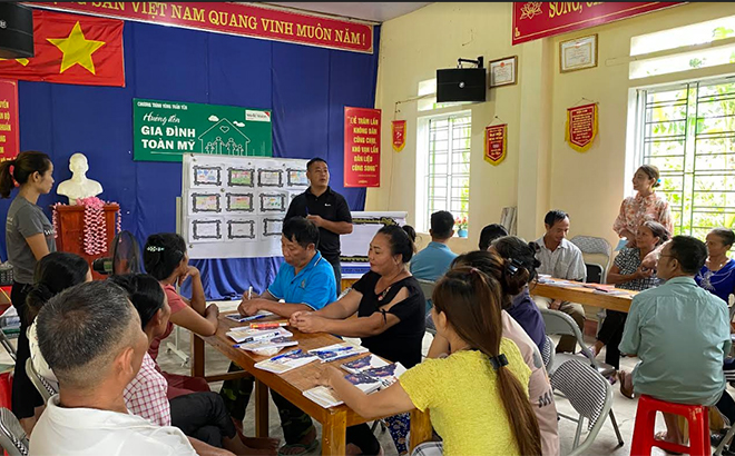 Anh Hà Đình Tuân, thôn Hợp Thành, xã Quy Mông (Trấn Yên) chia sẻ câu chuyện gia đình tại CLB Gia đình toàn mỹ.