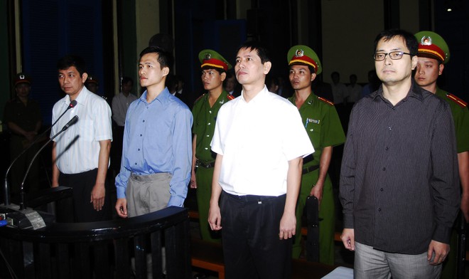 Trần Huỳnh Duy Thức (bìa trái) bị tuyên phạt 16 năm tù giam về tội hoạt động nhằm lật đổ chính quyền nhân dân