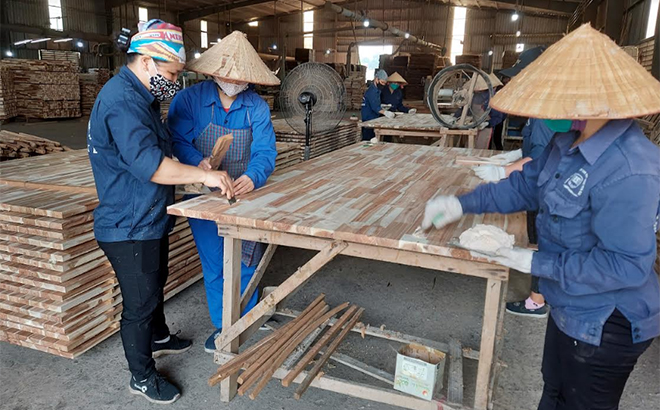 Công nhân Công ty cổ phần Kinh doanh chế biến lâm sản xuất khẩu Yên Bái hoàn thiện sản phẩm ván ghép thanh.