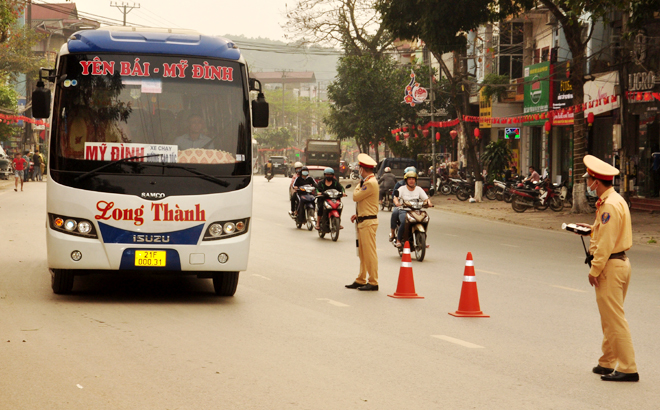 Cán bộ, chiến sỹ Đội Cảnh sát giao thông (CSGT) đường bộ số 1, Phòng CSGT, Công an tỉnh Yên Bái lập chốt kiểm tra nồng độ cồn đối với người điều khiển phương tiện giao thông.
