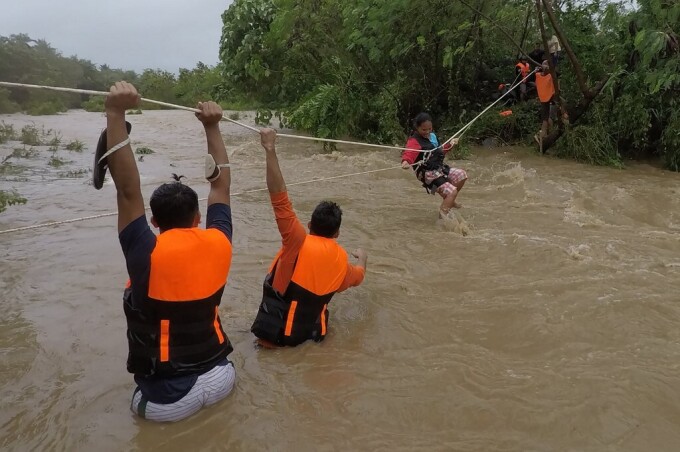 Nhân viên cứu hộ sơ tán người dân khỏi căn nhà gần con sông nước dâng cao do mưa lớn từ bão Kompasu ở thị trấn Gonzaga, tỉnh Cagayan, phía bắc Manila hôm 11/10.