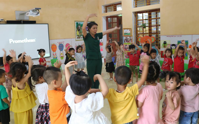 Tiết học sôi nổi của cô giáo Nguyễn Thị Hương cùng các bé lớp 5 tuổi.
