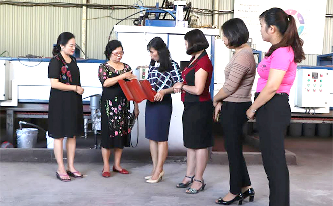 Chị Nguyễn Thị Khuyên - Giám đốc Công ty TNHH Ngói màu Nasaki Việt Nam (thứ ba, trái sang) chia sẻ kinh nghiệm kinh doanh với các nữ doanh nhân.
