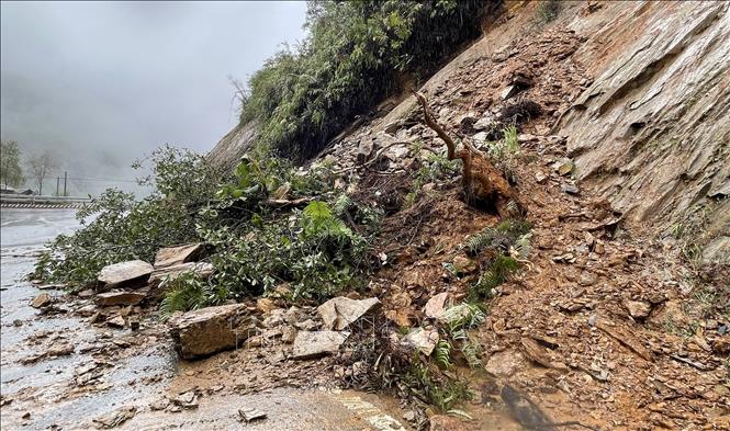 Mưa lớn gây sạt lở đất đá ảnh hưởng đến các phương tiện tham gia giao thông tại quốc lộ 4D (tuyến đường từ thành phố Lào Cai lên thị xã Sa Pa). Ảnh minh họa