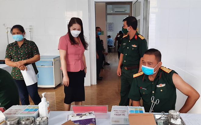 Lãnh đạo huyện Lục Yên kiểm tra tại một điểm tiêm chủng vắc xin phòng Covid-19.