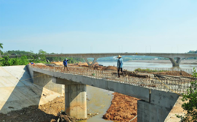 Dự án kè chống sạt lở sông Hồng đoạn qua khu vực đền Tuần Quán, thành phố Yên Bái đang được đẩy nhanh tiến độ.
