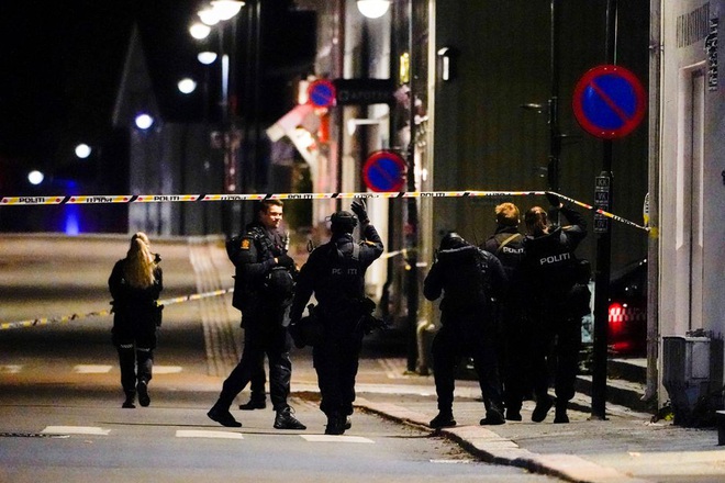 Cảnh sát có mặt tại hiện trường các vụ tấn công bằng cung tên ở Kongsberg, Na Uy hôm 13/10