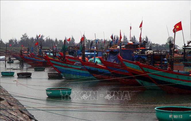 Tàu, thuyền vào neo đậu ở âu thuyền Cửa Sót huyện Lộc Hà.