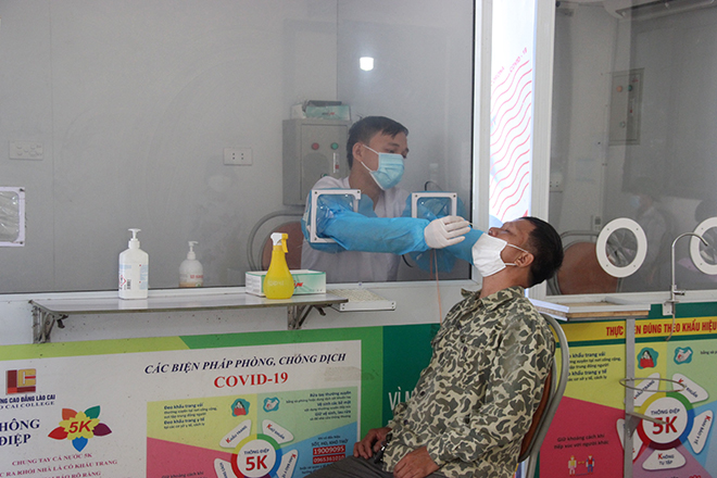 Cán bộ y tế thực hiện lấy mẫu cho người dân tại Chốt kiểm soát dịch Km 237, Cao tốc Nội Bài - Lào Cai.