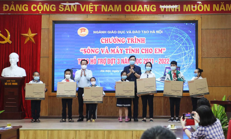 Lãnh đạo Sở Giáo dục và Đào tạo Hà Nội trao máy tính cho học sinh khó khăn.