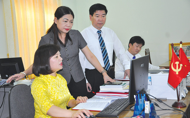 Đồng chí Hoàng Thị Vĩnh - Ủy viên Ban Thường vụ, Trưởng Ban Dân vận Tỉnh ủy cùng các cán bộ Ban Dân vận Tỉnh ủy triển khai nhiệm vụ chuyên môn.