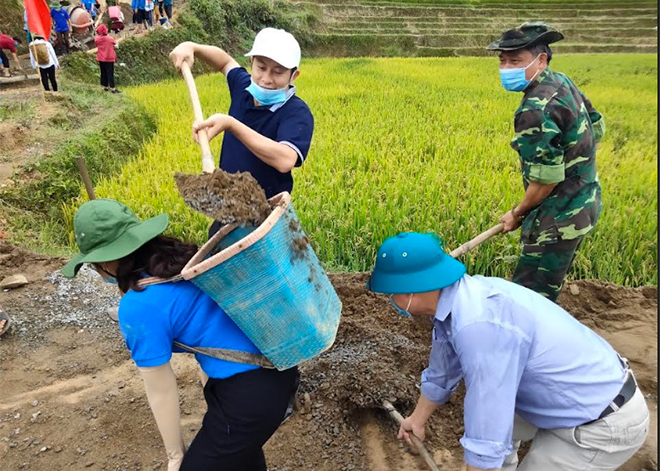 Lãnh đạo Ban Dân vận Huyện ủy Mù Cang Chải và cán bộ công chức, viên chức trong huyện tham gia “Ngày cuối tuần cùng dân”.