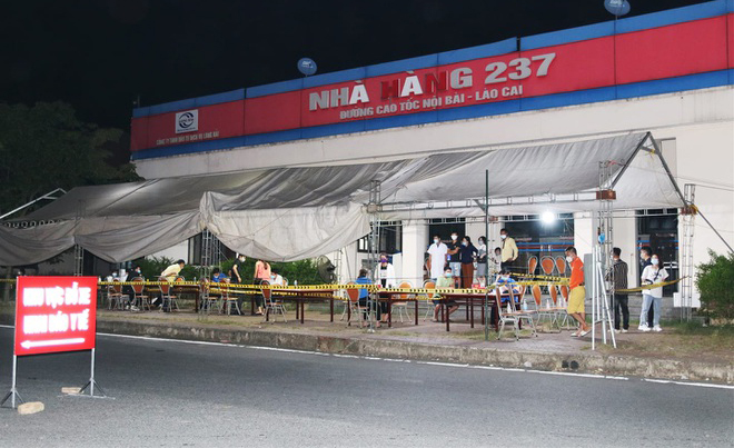 Qua xét nghiệm ngày 14/10, hai nhân viên làm việc tại Chốt kiểm soát dịch Covid-19 của tỉnh Lào Cai ở Km 237 cao tốc Nội Bài - Lào Cai bị mắc Covid-19.