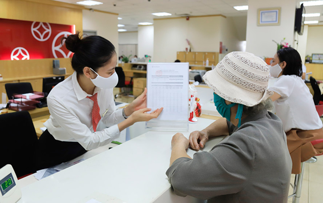 Tư vấn lãi suất cho khách hàng tại Ngân hàng thương mại cổ phần Đông Nam Á, Chi nhánh quận Cầu Giấy. Ảnh: Đỗ Tâm