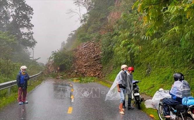 Đèo Khau Phạ thuộc địa phận xã Cao Phạ, huyện Mù Cang Chải xảy ra sạt lở đất đá gây tắc đường.