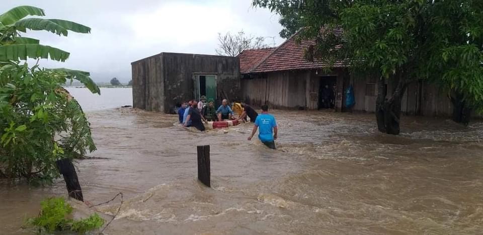 Mưa lũ nhấn chìm nhà dân ở huyện Ea Súp, tỉnh Đắk Lắk.