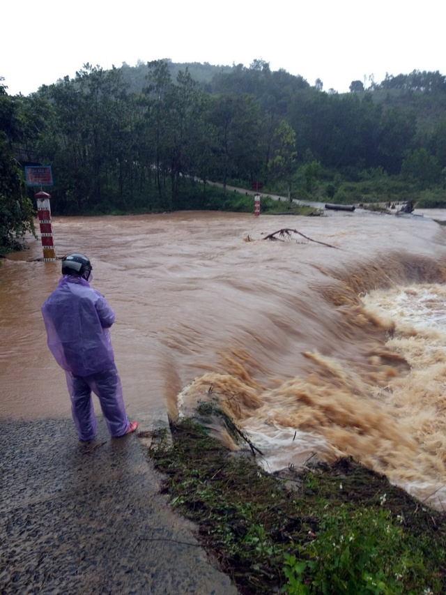 Nhiều tuyến đường tại tỉnh Kon Tum bị ngập do mưa lớn kéo dài